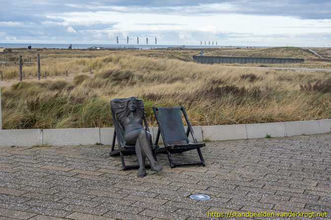 Katwijk aan Zee -  Vrouw in ligstoel