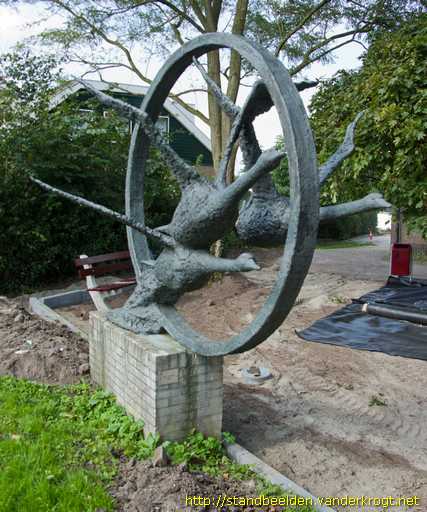 Stompwijk -  Drie zwanen in volle vlucht