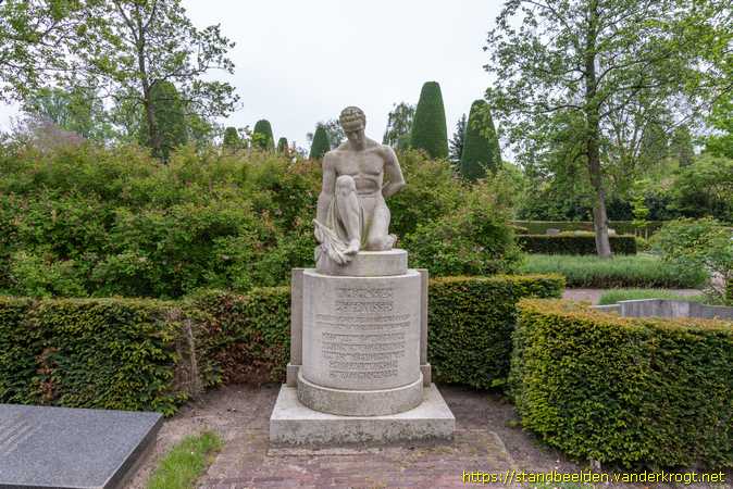 Voorburg -  Knielende man met eretwijg