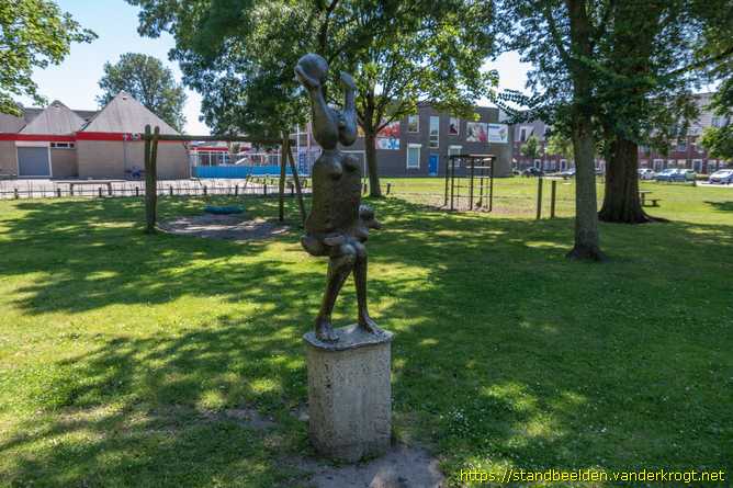 Maassluis -  Balspelend meisje