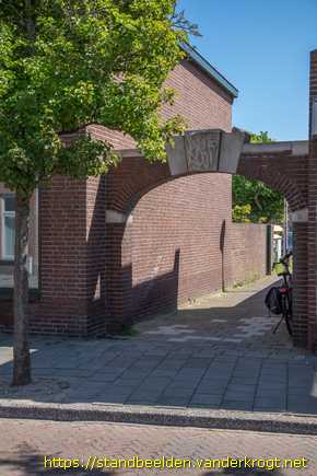 Noordwijk-Binnen -  Reliëf met vier figuren