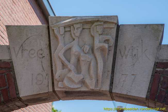 Noordwijk-Binnen -  Reliëf met vier figuren