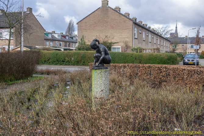 Nootdorp -  Hurkend meisje