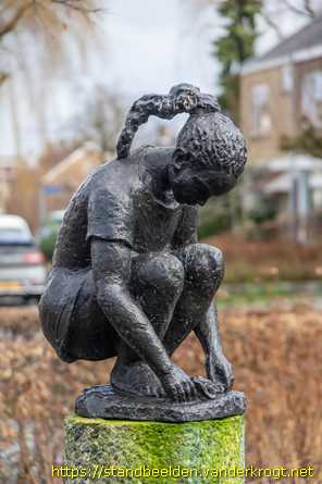 Nootdorp -  Hurkend meisje