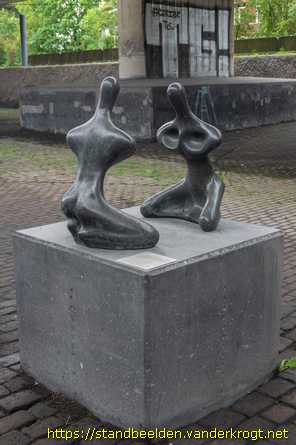 Rotterdam -  Twee knielende figuren