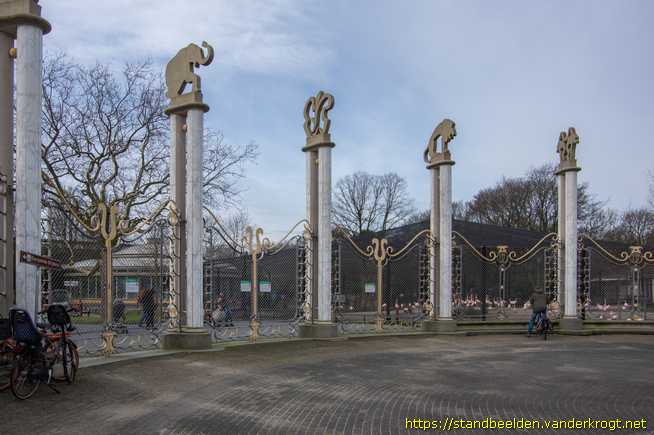 Rotterdam -  Dierfiguren op het toegangshek van Blijdorp