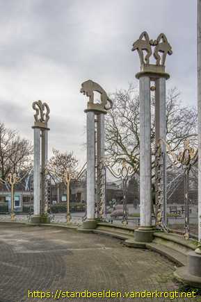 Rotterdam -  Dierfiguren op het toegangshek van Blijdorp