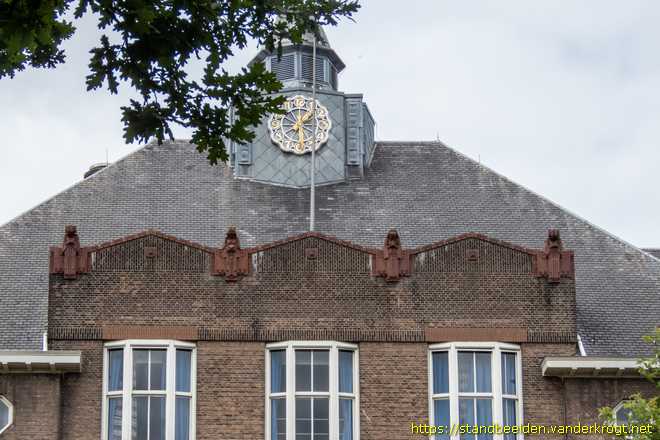 Rotterdam -  Lezende en biddende meisjes