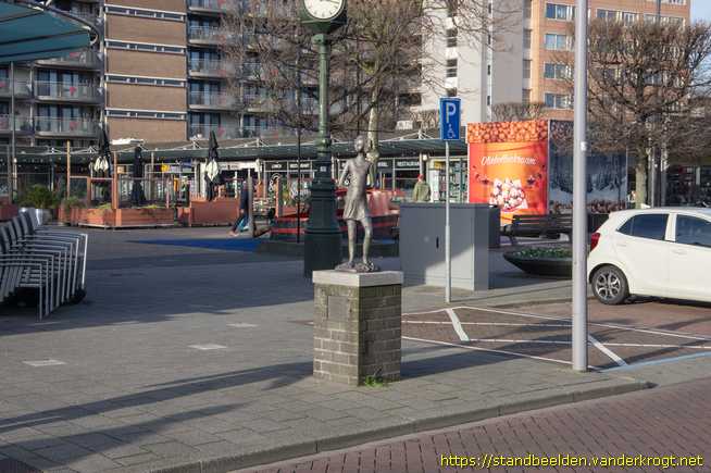 Hoek van Holland -  Meisje met bloemen
