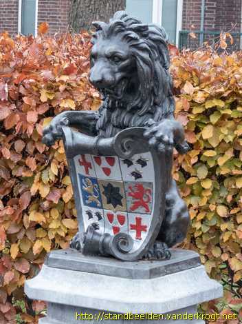 Schiedam -  Koningin Emma monument met leeuw en heraldisch schild
