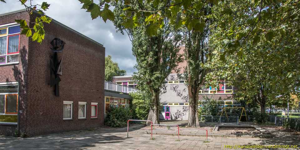Vlaardingen -  Gevelversiering 'Spelende kinderen'