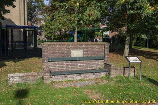 Haastrecht -  Evacuatie-gedenkbank