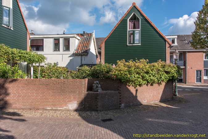 Haastrecht -  Twee zittende figuren