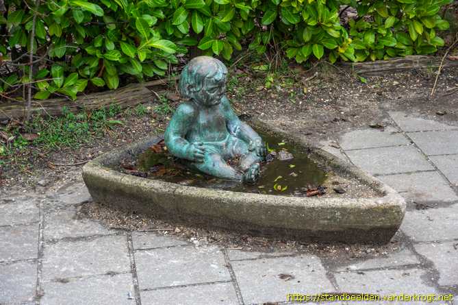 Voorschoten -  Badend kindje