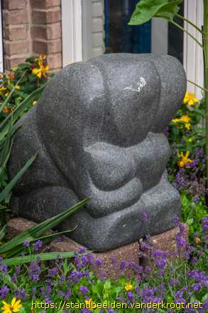 Voorschoten - Knielend figuur