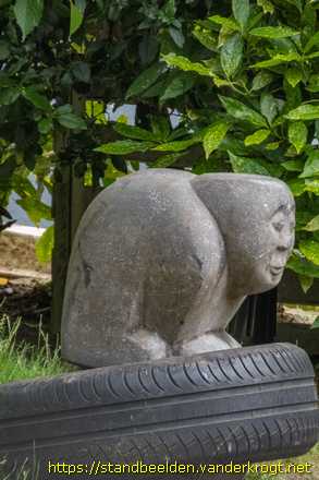 Voorschoten -  Hurkend figuur