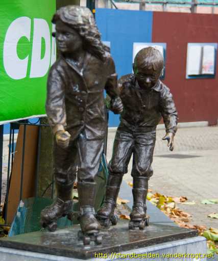Wassenaar -  Rolschaatsende kinderen