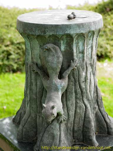 Wassenaar -  Boomstronk met eekhoorn