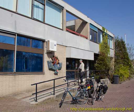 Naaldwijk -  Reliëf met bloemen en zon