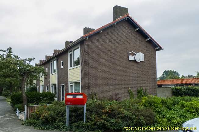 Naaldwijk -  Reliëfs Appel, Meloen, Peer, Perzik en Tomaat