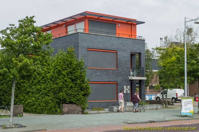 Wateringen -  Wandreliëf met vier portretten