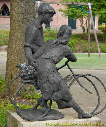 Zoetermeer -  Jongen en meisje met fiets