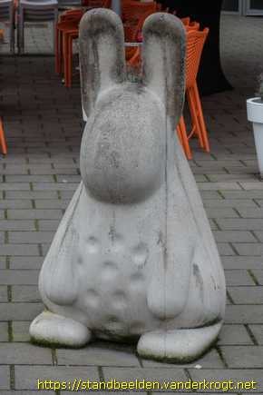 Zoetermeer - Zittend Betonnen Konijn