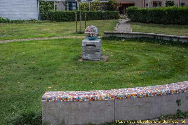 Zoetermeer -  Mozaïekbol 'Kadelaan'