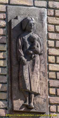 Assen - Dokter, verpleegster en patiënten - Vijf gevelornamenten