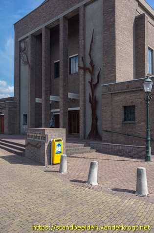 Emmeloord - Ook de boom groeit naar het licht