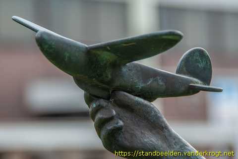 Akkrum - Jongetje met vliegtuig