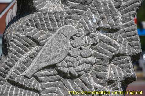 Drachten - Stele met vogelreliëfs
