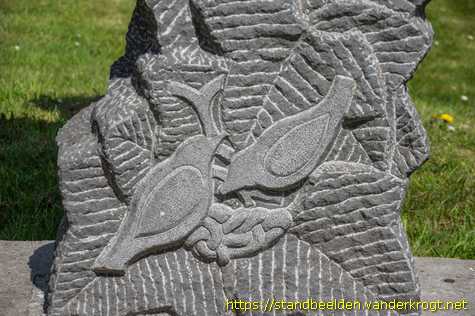 Drachten - Stele met vogelreliëfs