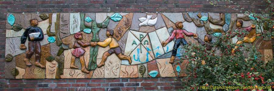 Sneek - Gevelreliëf Spelende Kinderen