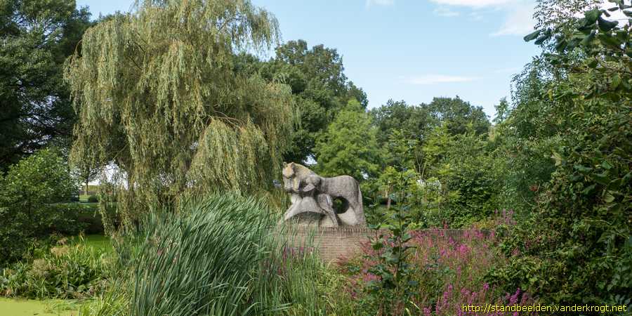IJlst - Fries paard met veulen en kind