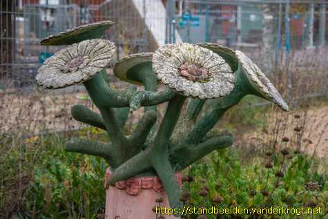 Ammerzoden - De zonnebloemen in beton