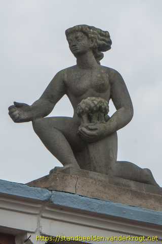 Nijmegen - Twee knielende figuren: Water en bos