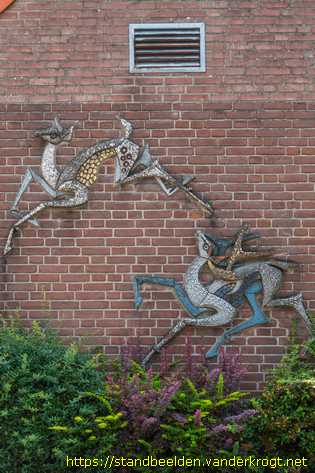 Gendringen - Reliëfs: herten, zeepaardjes, kinderen