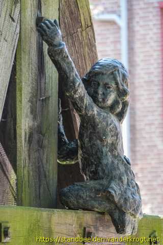 Maasbracht - Twee schipperskinderen op een dukdalf