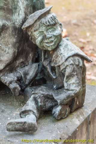 Mook - Pater met leerlingen