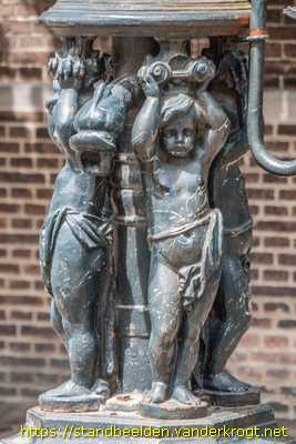 Roosendaal - Waterpompen met Kinderfiguren