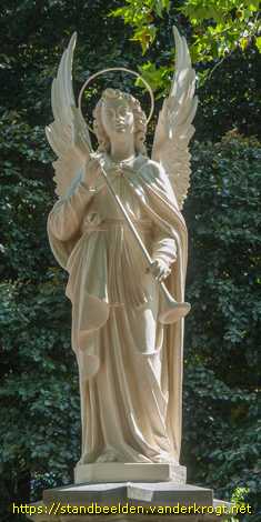 Tilburg - Hekwerk met Heiligenbeelden