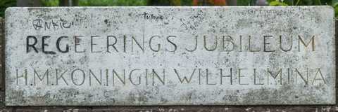 Vught - Gedenkbank regeringsjubileum koningin Wilhelmina