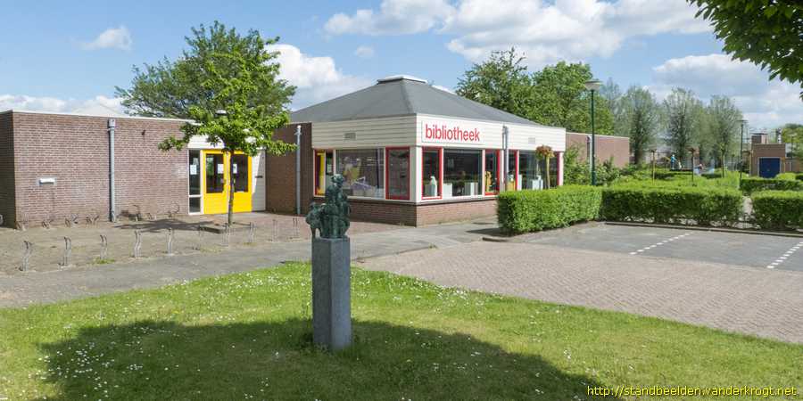 Giessen - Lezende vrouw met kinderen