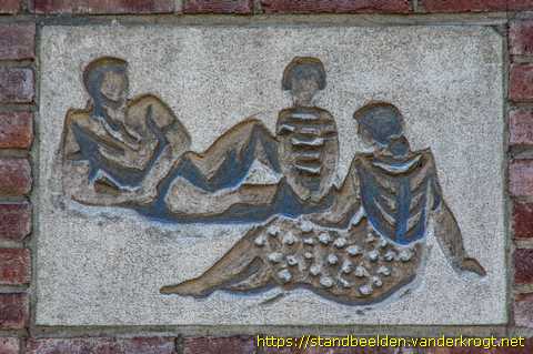 Amstelveen - Gevelstenen mensen, vogels en vissen