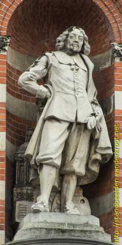 Amsterdam - Gevelbeelden Stedelijk Museum