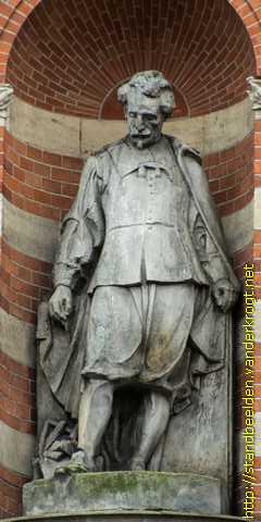 Amsterdam - Gevelbeelden Stedelijk Museum