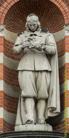 Amsterdam - Gevelbeelden Stedelijk Museum