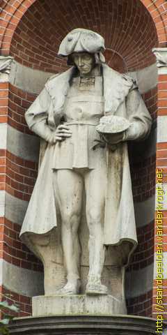 Amsterdam - Gevelbeelden Stedelijk Museum