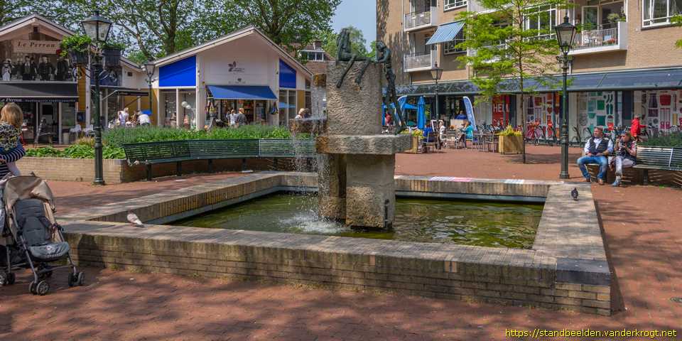 Bussum - Twee jonggeliefden bij de waterput